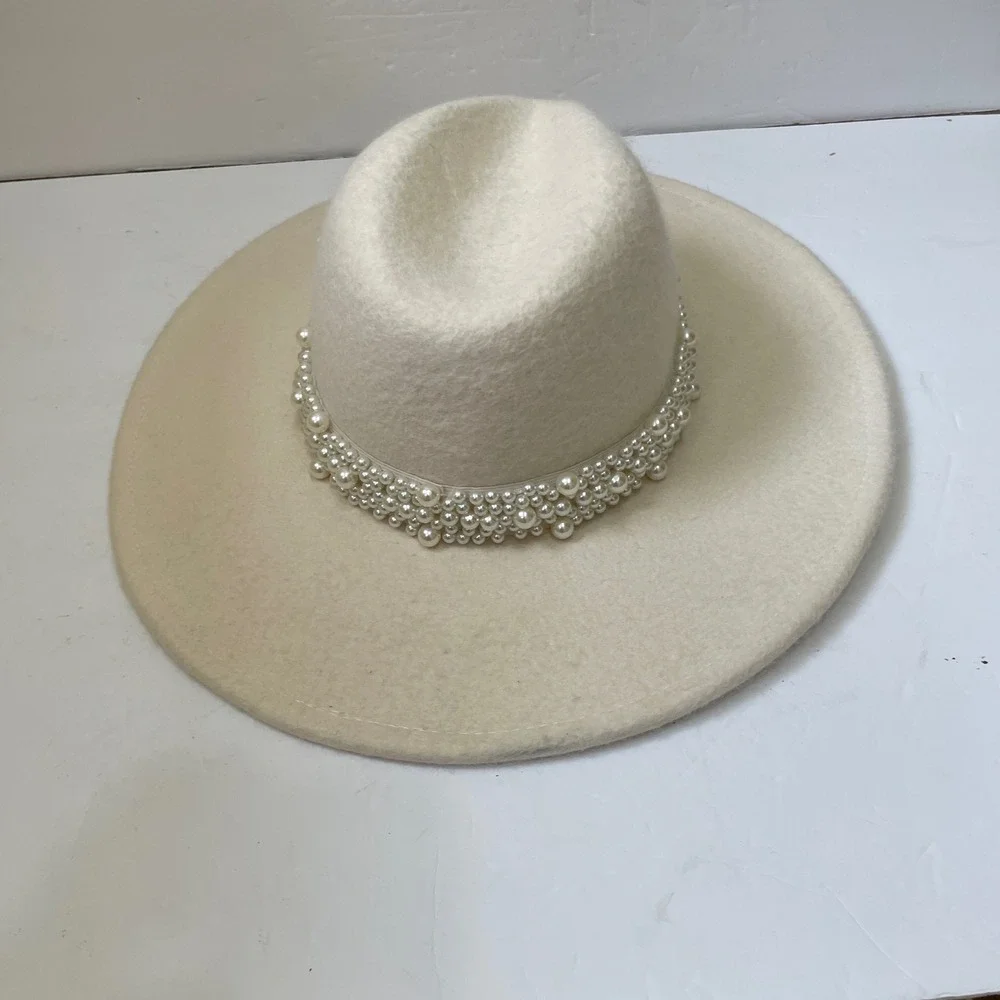 VINTAGE SCOOP 100% WOOL FEDORA IN CREAM WITH PEARL ACCENT‎